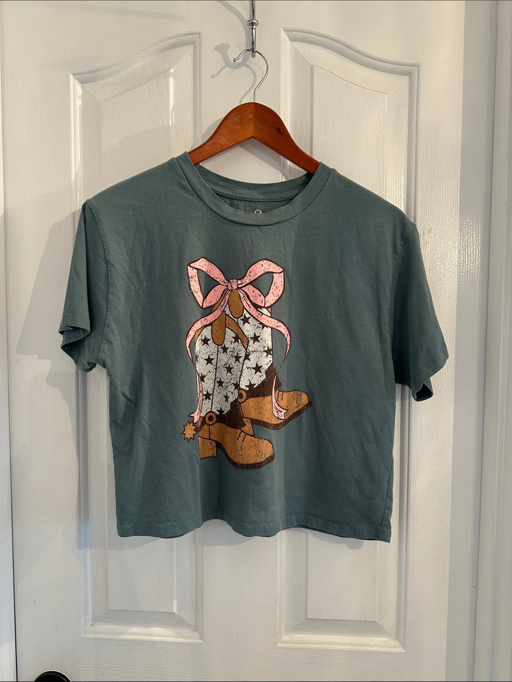 Cropped Short-Sleeve Graphic Tee in Green with Bow and Boot Motif